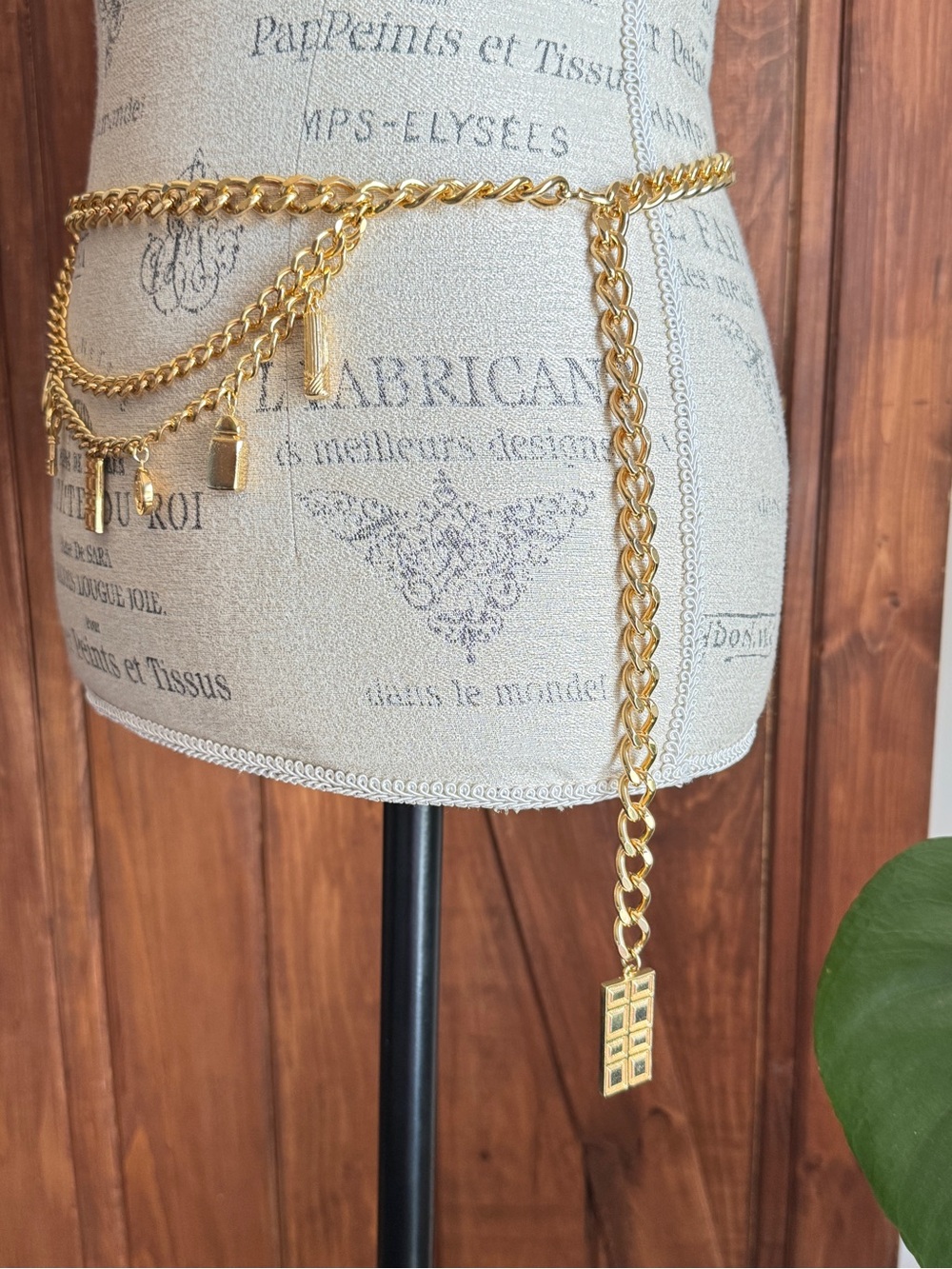 Elizabeth Arden Gold Chain Charm Waist Belt with Padlock and Tassel - Picture 3 of 5